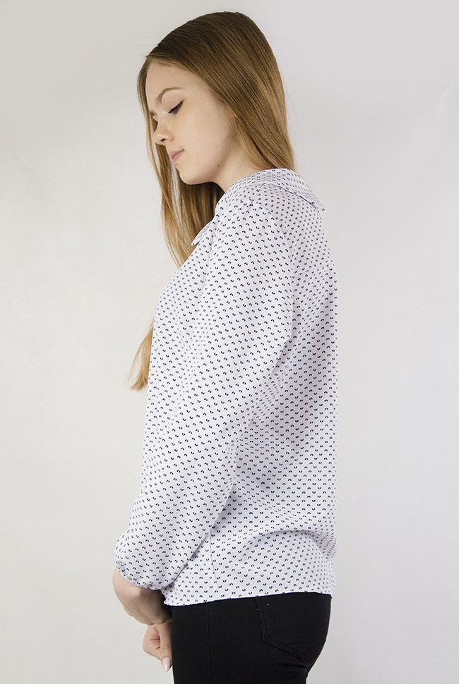 Biała bluzka koszulowa z kołnierzykiem, cała w czarne wzorki 