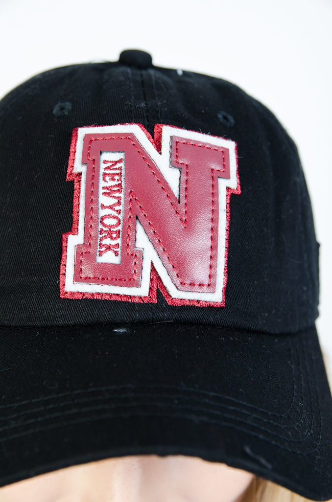 CZARNA CZAPKA Z DASZKIEM ''NEW YORK''