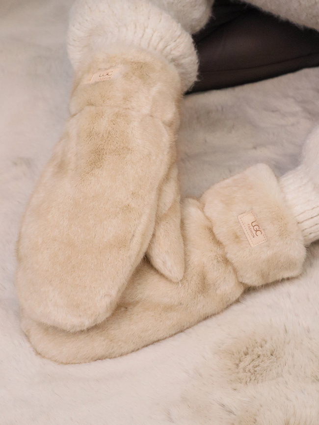 RĘKAWICZKI ZIMOWE FUTRZANE NA JEDEN PALEC Z LOGO- BEŻOWE