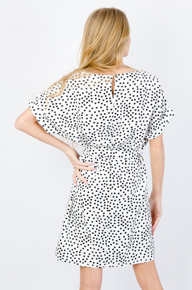 BIAŁA SUKIENKA W KROPKI Z NERKĄ