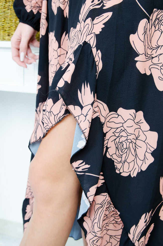 CZARNA ASYMETRYCZNA SUKIENKA W KWIATY Z KOPERTOWYM DEKOLTEM