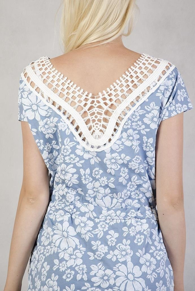 Niebieska sukienka w kwiaty z ozdobnym haftem na plecach