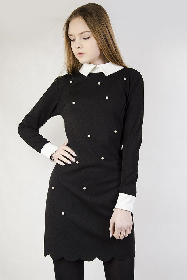 Czarna sukienka z jasnym kołnierzem i mankietami