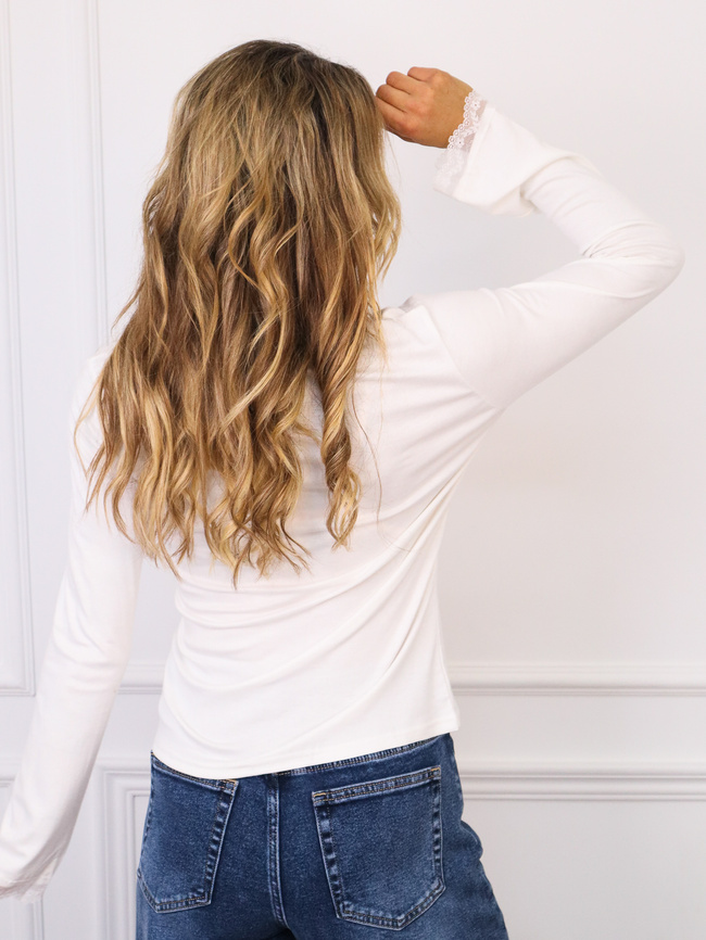 BLUZKA OVERSIZE Z DEKOLTEM CARO I OZDOBNĄ KORONKĄ- BIAŁA