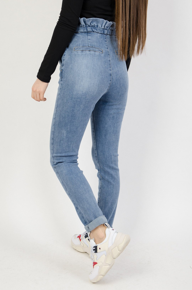 Jasne spodnie jeansowe haremki z falbaną w pasie