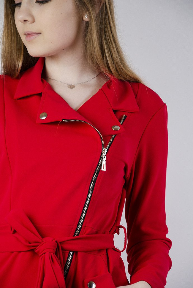 Czerwona szmizjerka z zamkiem z boku oraz wiązaniem