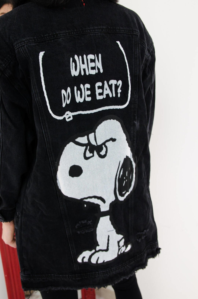 DŁUGA CZARNA KURTKA JEANSOWA Z APLIKACJĄ NA PLECACH