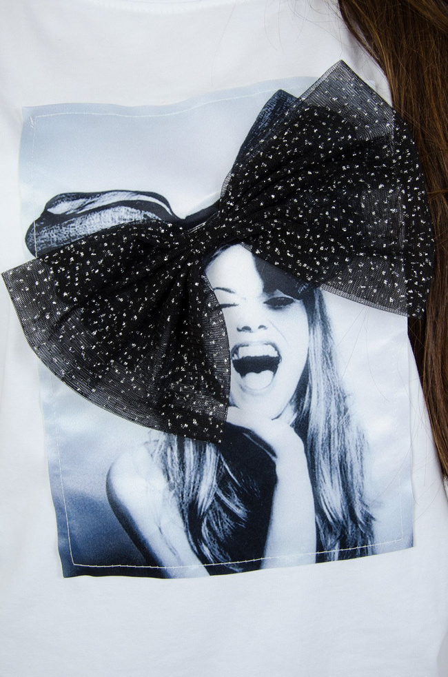 Biała bluzka z motywem kobiety oraz kokardą