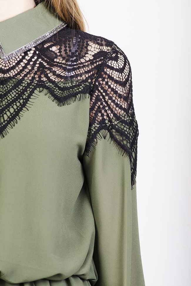 Zielona szyfonowa sukienka ze zdobieniem i kołnierzykiem