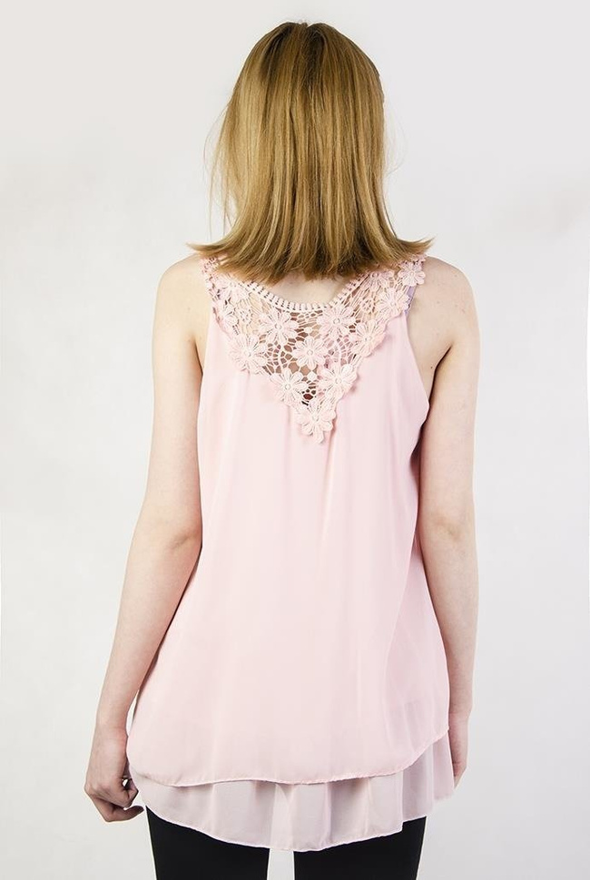 Jasnoróżowa bluzka z ażurowym zdobieniem z tyłu