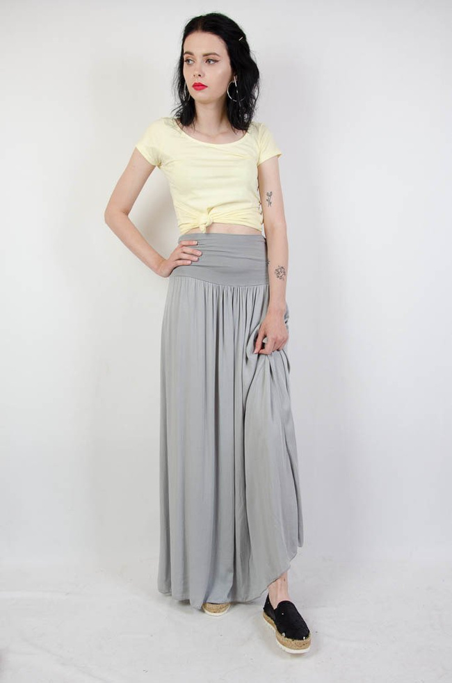 Długa zwiewna szara spódnica z szerokim pasem