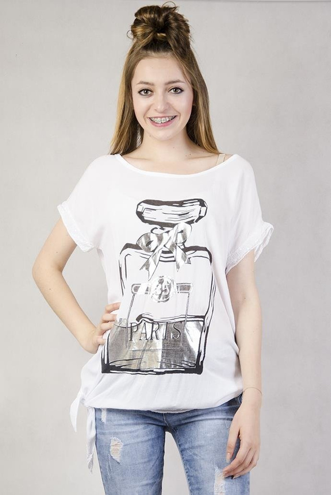 Biała bluzka z butelką perfum wiązana z boku