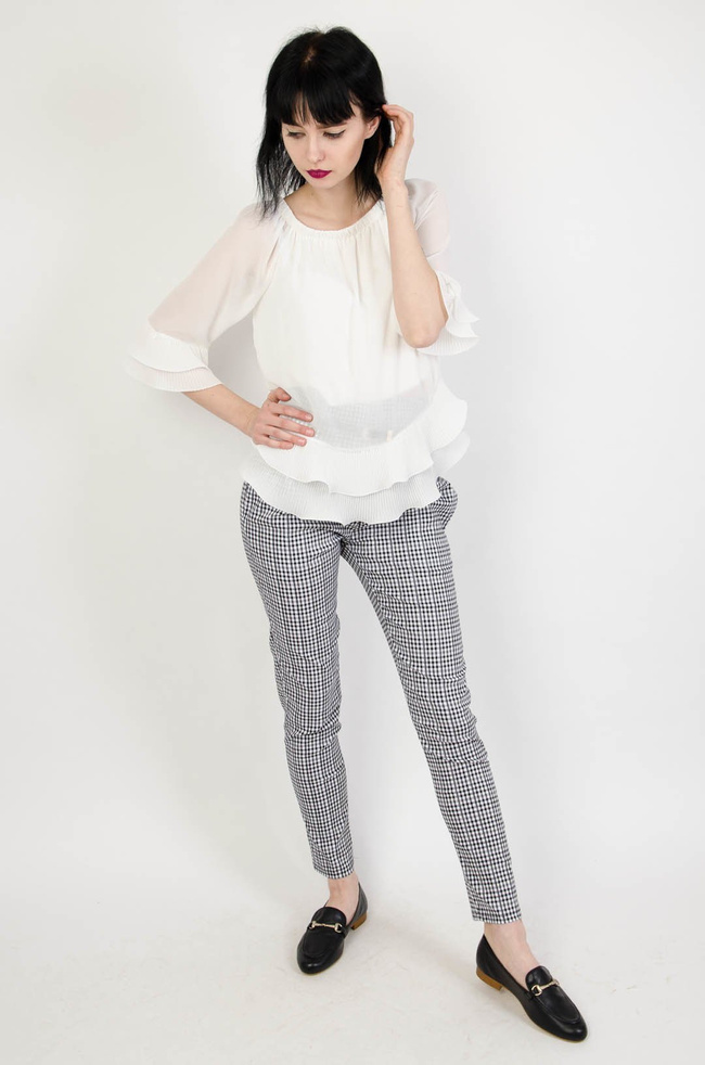 Biała bluzka z plisowanym dołem 