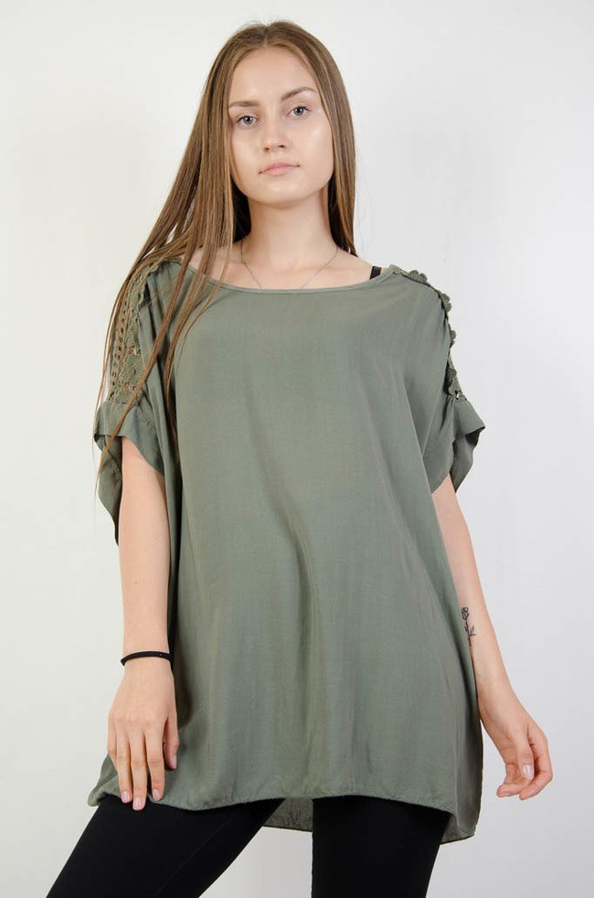 Zielona bluzka oversize z ażurowymi wstawkami na ramionach