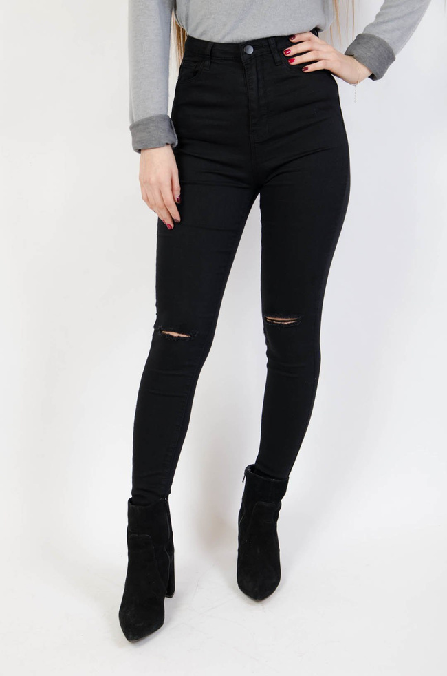 Czarne spodnie z wysokim stanem oraz rozcięciami na kolanach