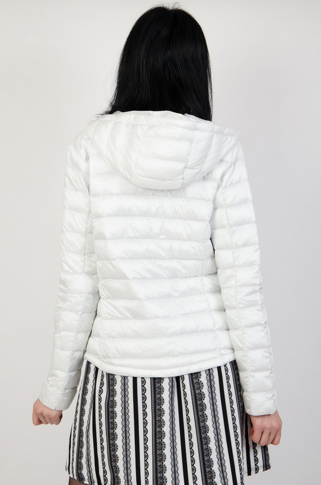 Biała kurtka pikowana, ze srebrnymi zamkami