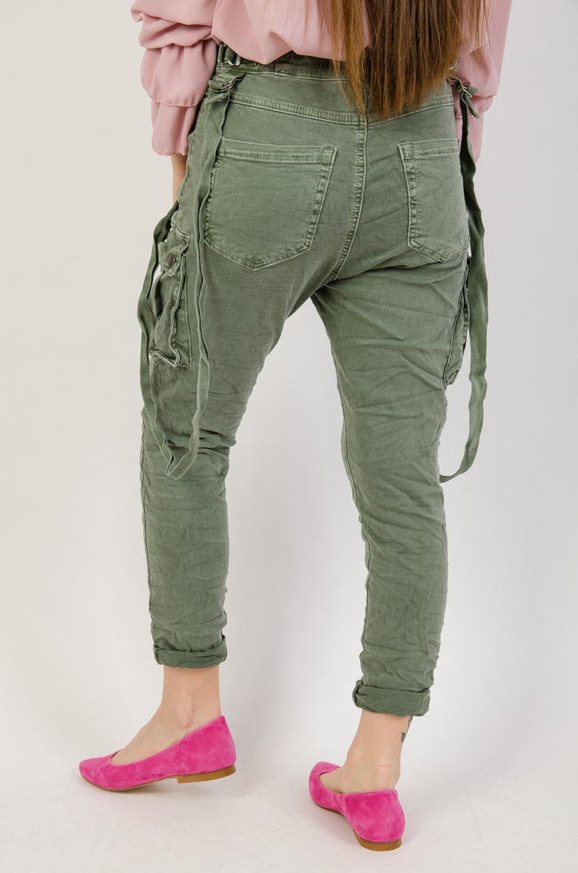 Joggery w kolorze khaki z kieszeniami oraz szelkami