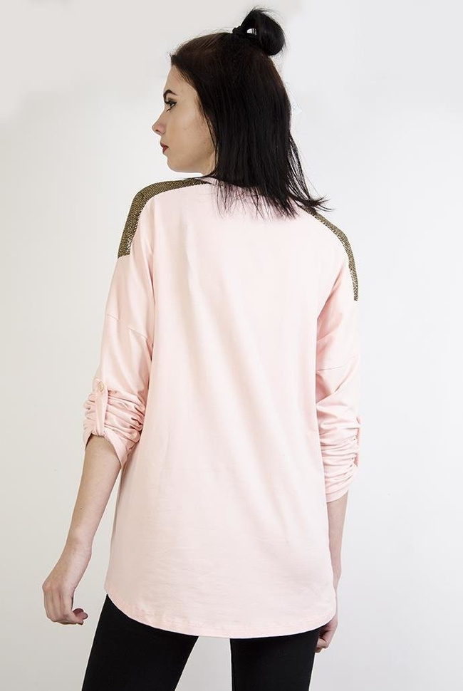 Jasnoróżowa bluzka z nadrukiem i złotymi elementami