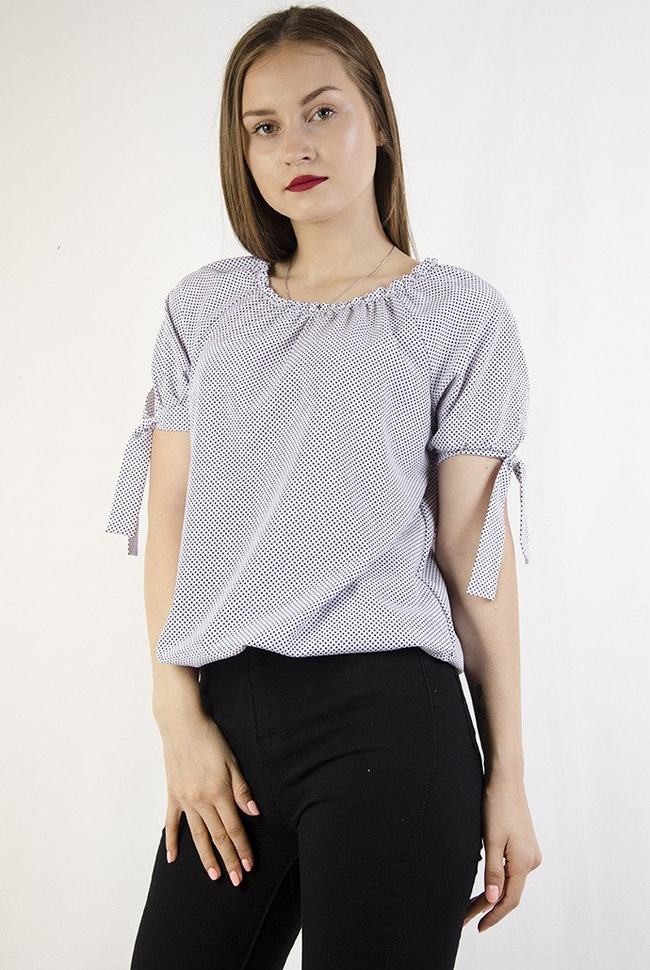 Biała bluzka w kropki z marszczeniem przy dekolcie