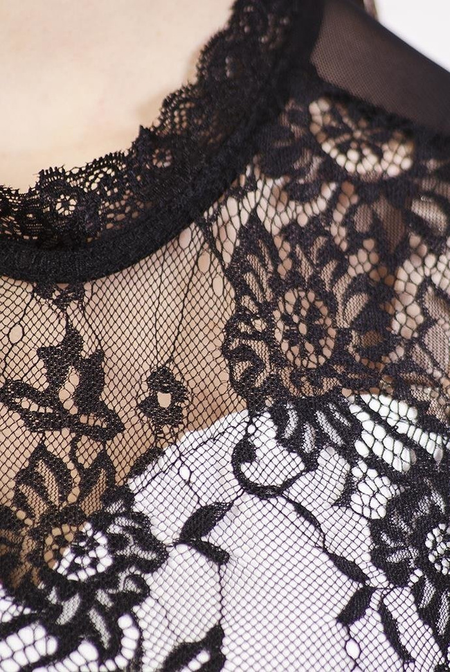 Białe body z wycięciem z tyłu oraz koronkowym zdobieniem