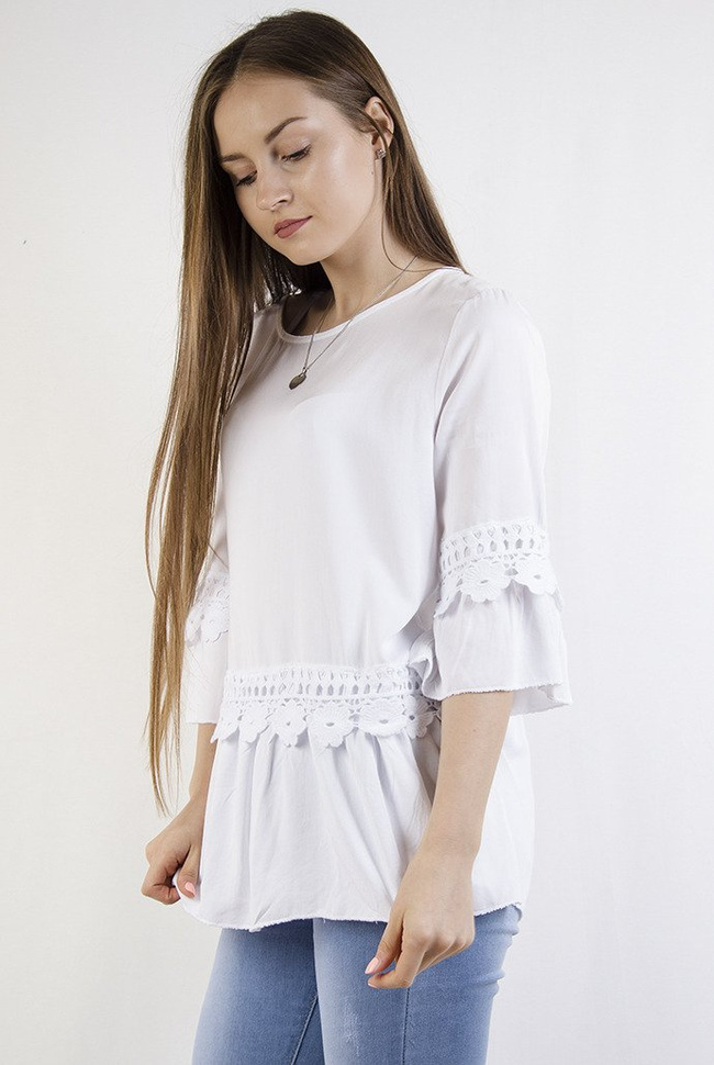 Biała bluzka z ażurowym wykończeniem