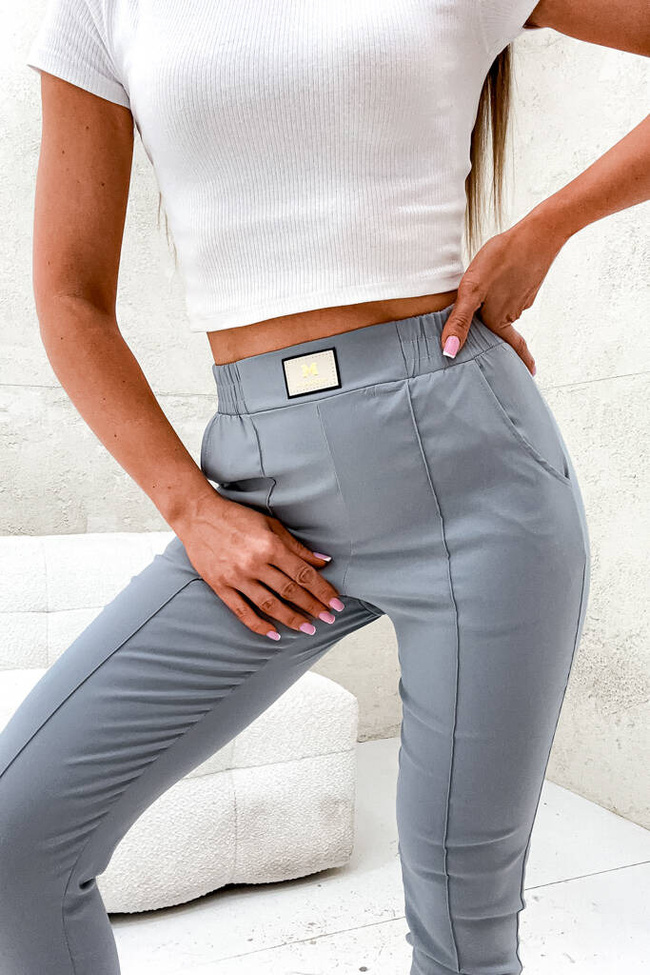 SPODNIE Z PRZECZYCIAMI I NASZYWKĄ NA PASIE-SZARE