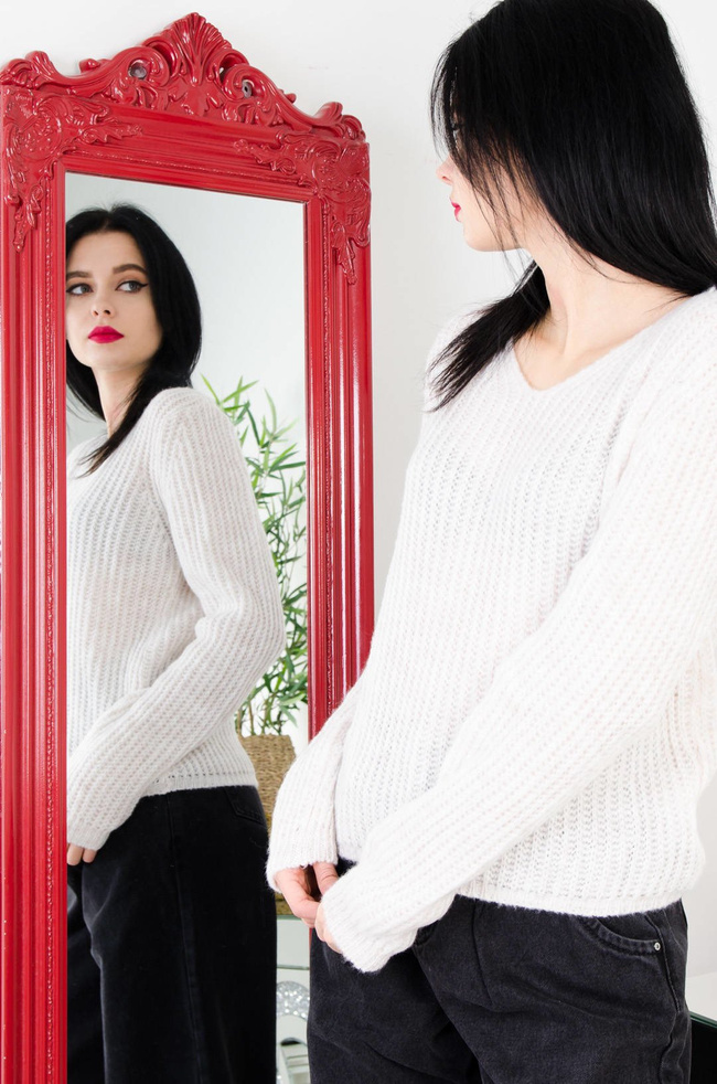 BEŻOWY SWETER Z DEKOLTEM W SZPIC