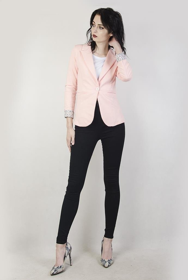 Jasnorożowa marynarka z kwiatowymi wstawkami