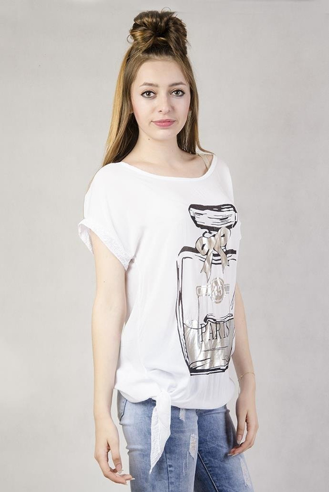 Biała bluzka z butelką perfum wiązana z boku