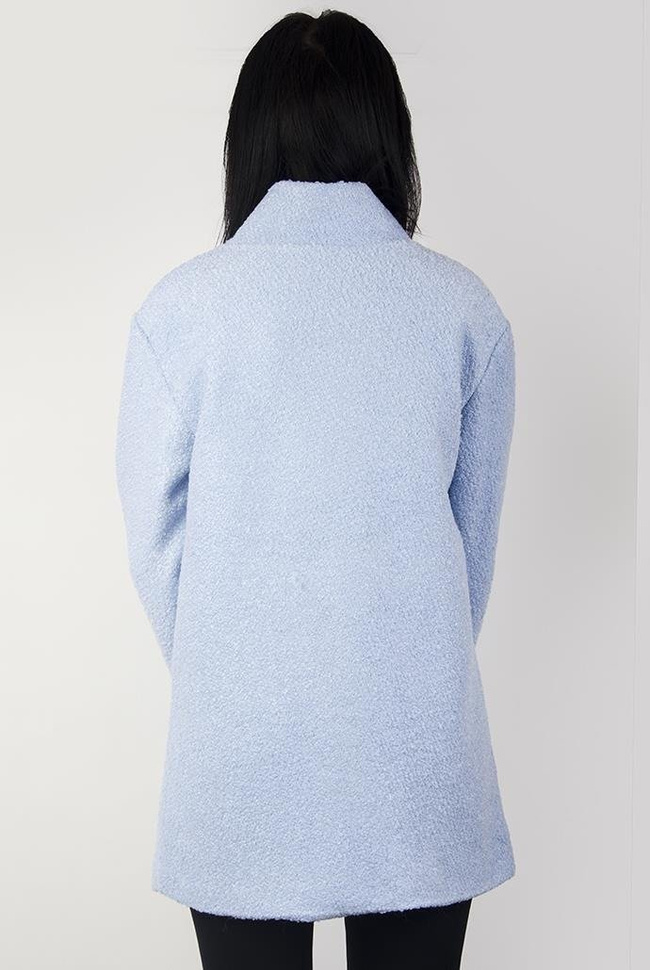 Jasnoniebieski płaszcz zapinany na guziki