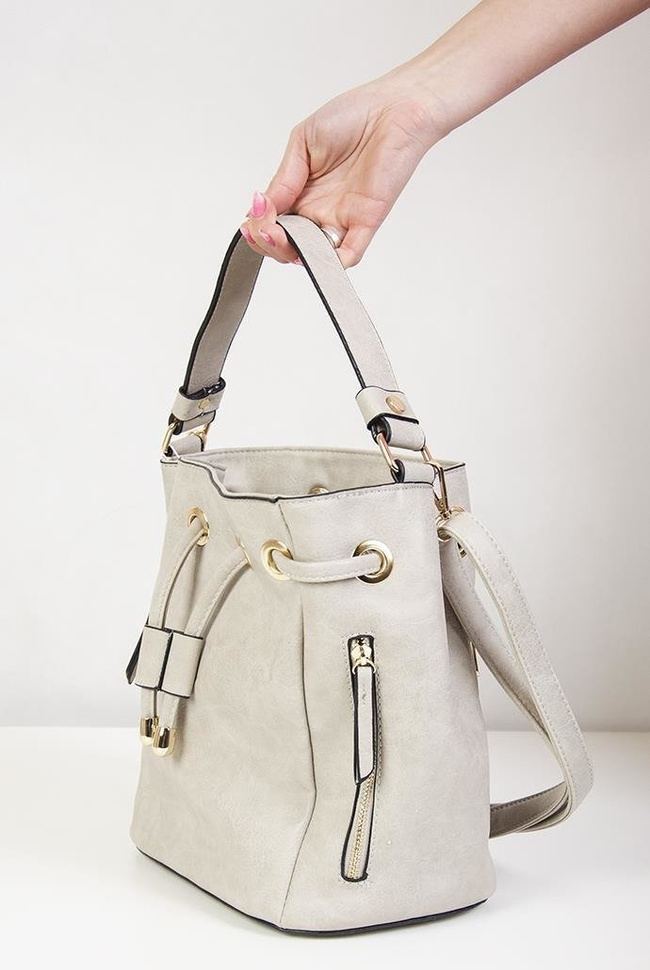 Kremowa torebka z przeplotem, zdobiona zamkami