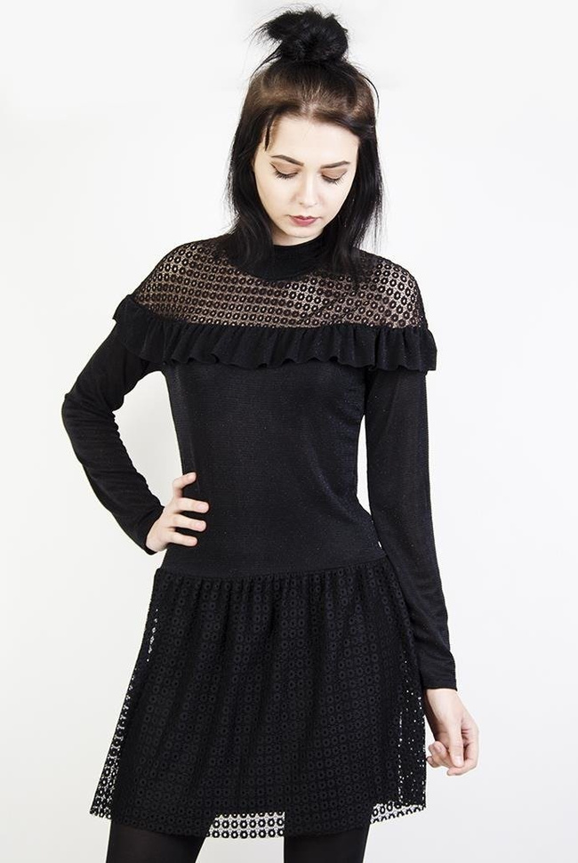 Czarna sukienka z falbanką przy dekolcie oraz ażurowymi wstawkami