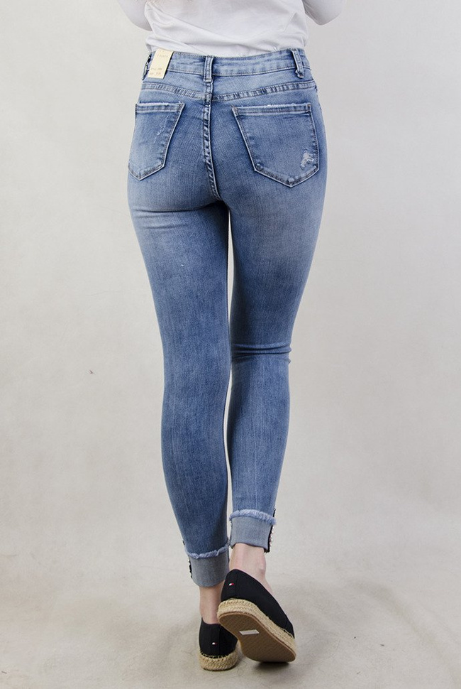 Spodnie jeansowe z ozdobami oraz wywinięta nogawką