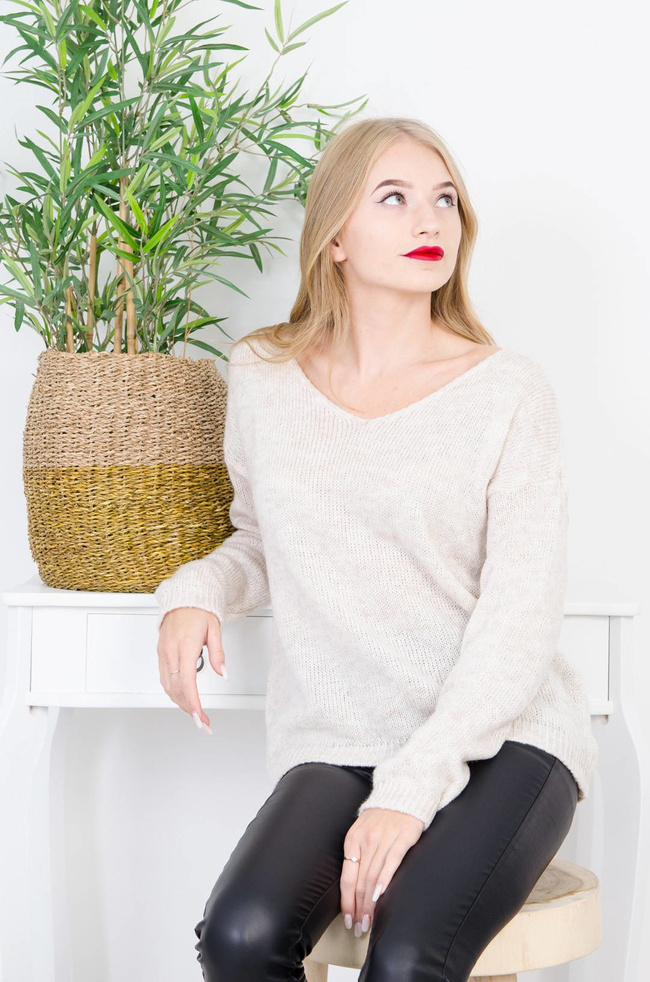 BEŻOWY LUŹNY SWETER Z DEKOLTEM W SZPIC