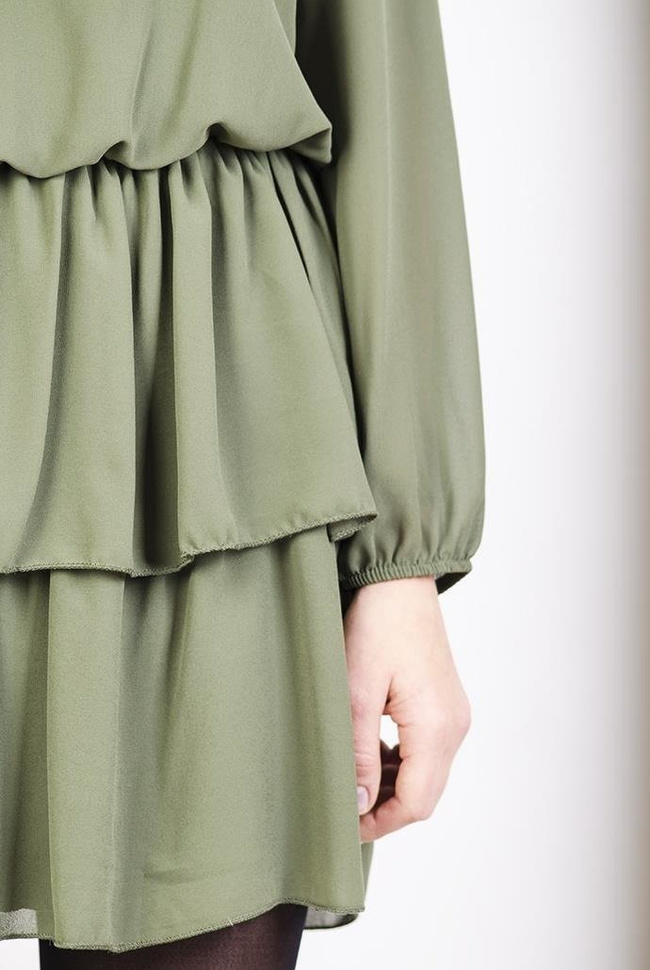 Zielona szyfonowa sukienka z wiązaniem i falbanami