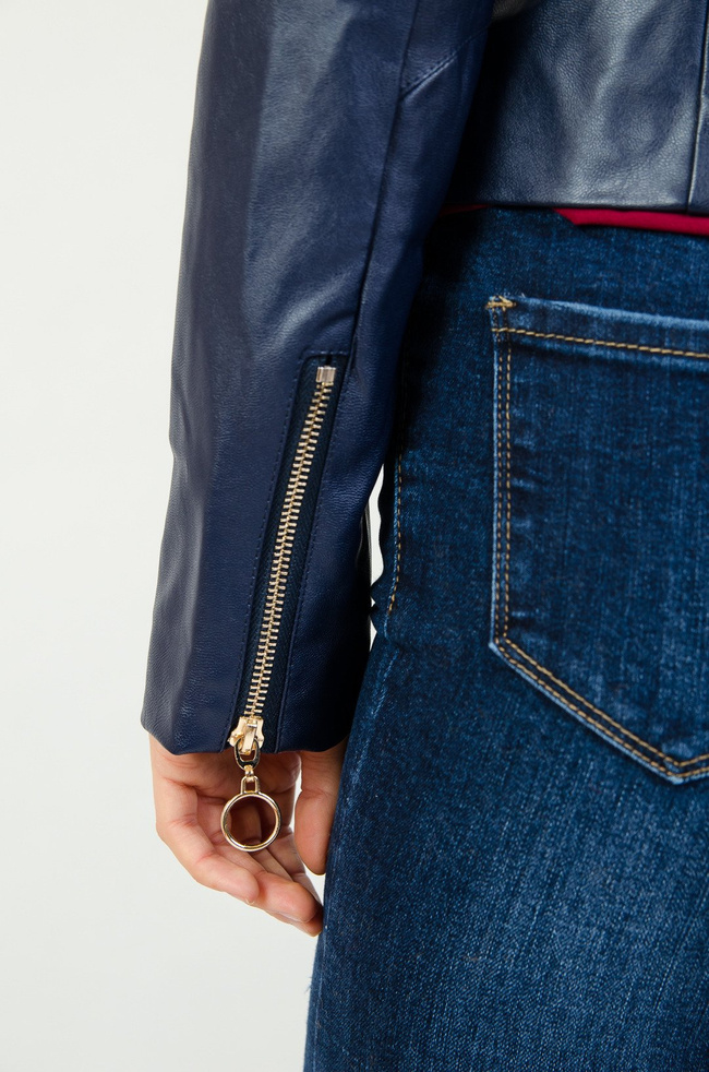 Granatowa ramoneska ze złotymi zamkami