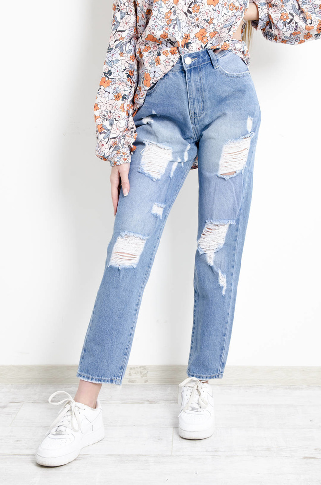 JASNE SPODNIE JEANSOWE TYPU BOYFRIEND Z PRZETARCIAMI