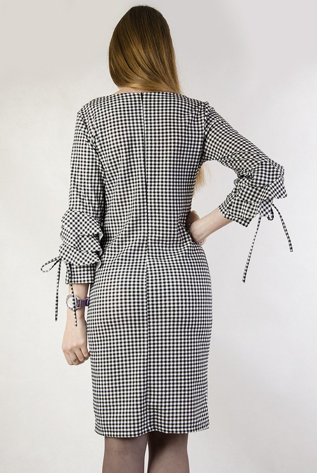 Sukienka w czarno-białą kratkę z falbanami przy rękawach