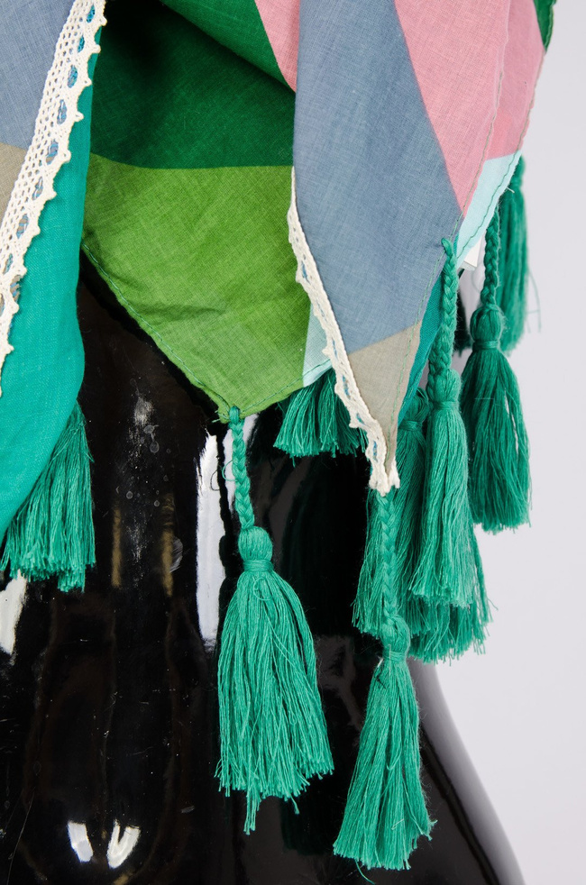 Zielony szal w kolorowe prostokąty z frędzlami