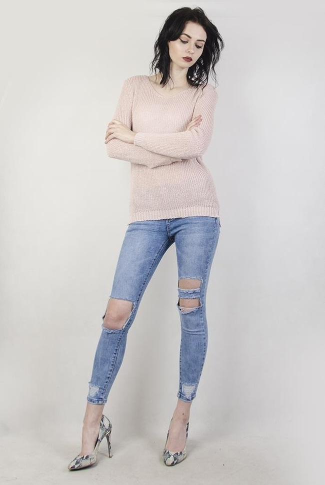 Jasnoróżowy sweterek z wycięciami z tyłu