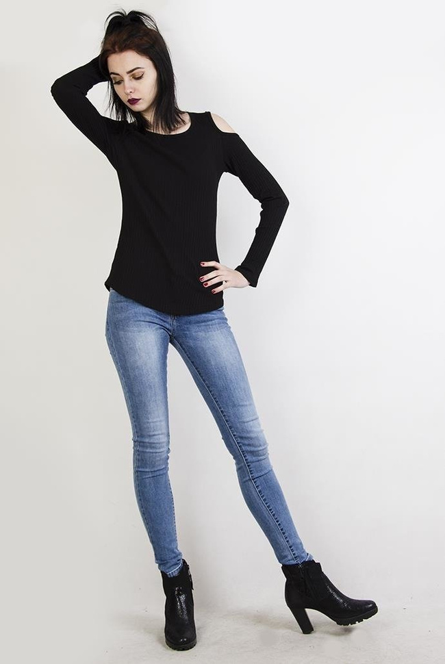 Czarna prążkowana bluzka z wycięciami na ramionach