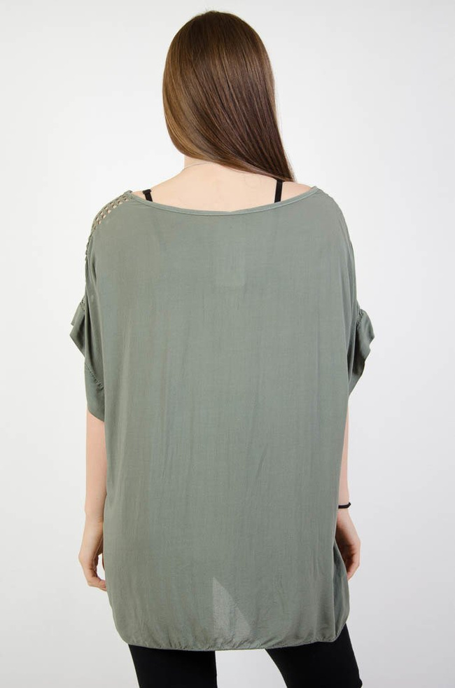 Zielona bluzka oversize z ażurowymi wstawkami na ramionach
