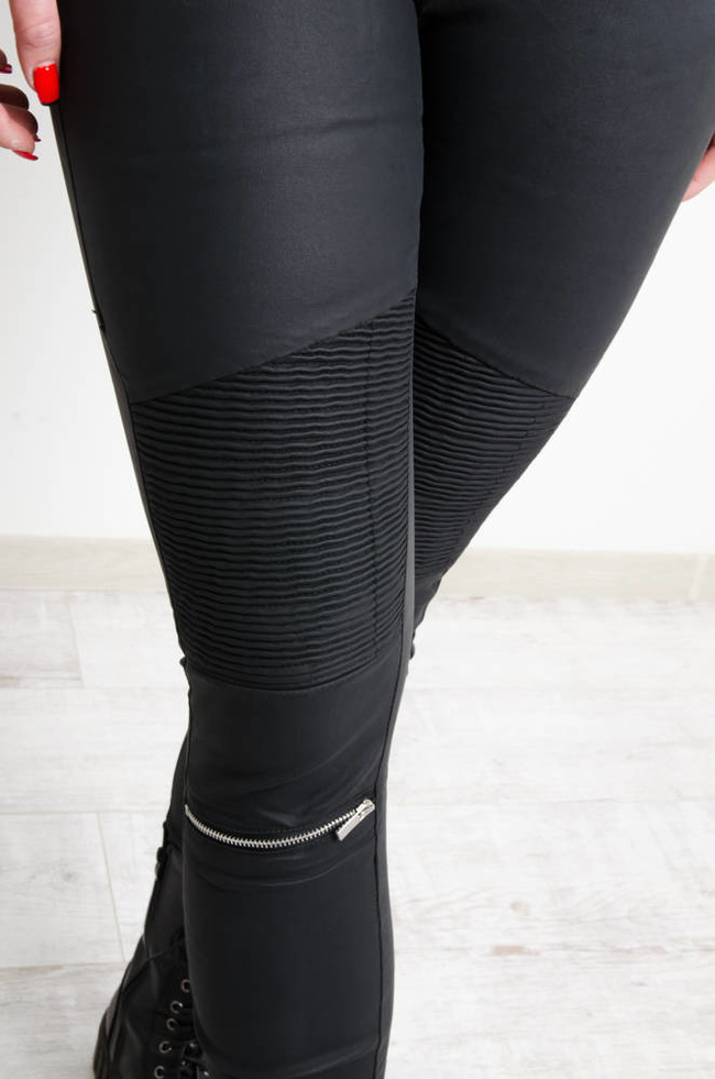 CZARNE SPODNIE WOSKOWANE Z ZAMKAMI WYSOKI STAN