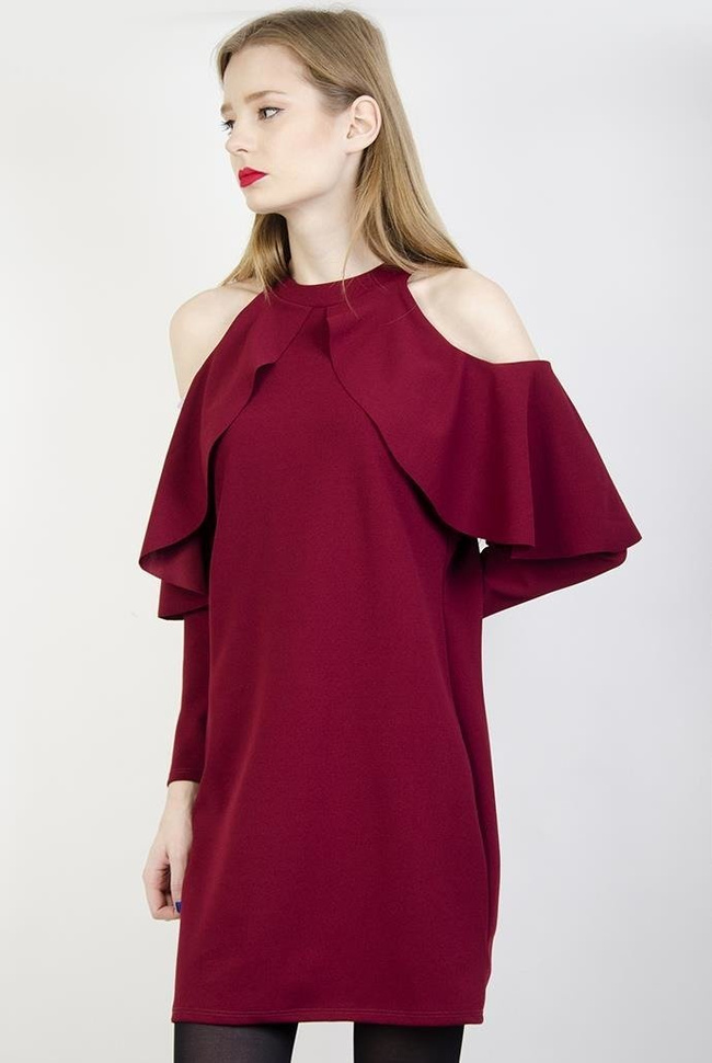 Bordowa sukienka z falbanami przy ramionach