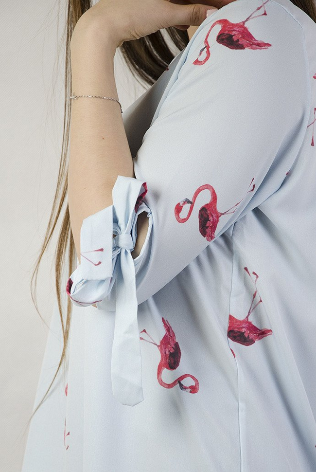 Zwiewna niebieska bluzka w flamingi