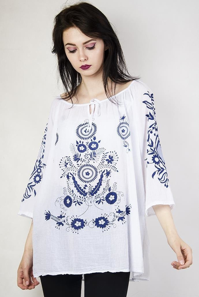 Biała bluzka w niebieskie wzory, z wiązaniem w dekolcie