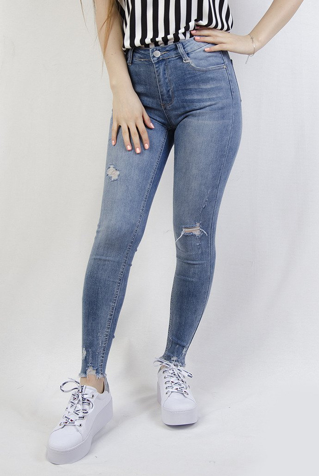 Jasne spodnie z przetarciami i szarpaniem