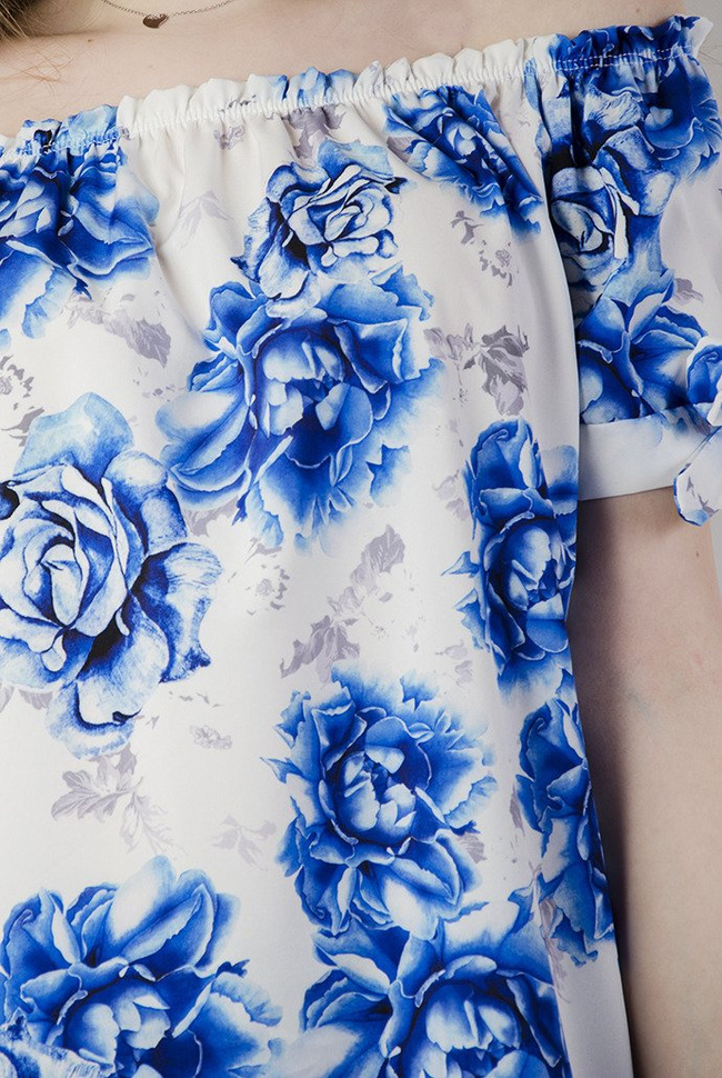 Biała bluzka hiszpanka w niebieskie kwiaty