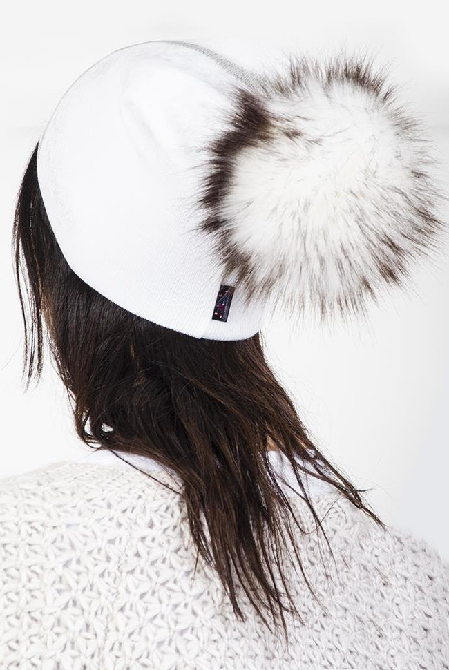 Biała czapka z pomponem i nadrukiem zamkiem
