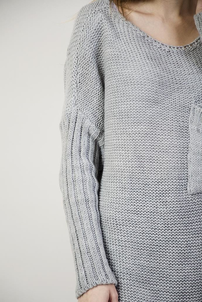 Długi szary sweter z kieszenią